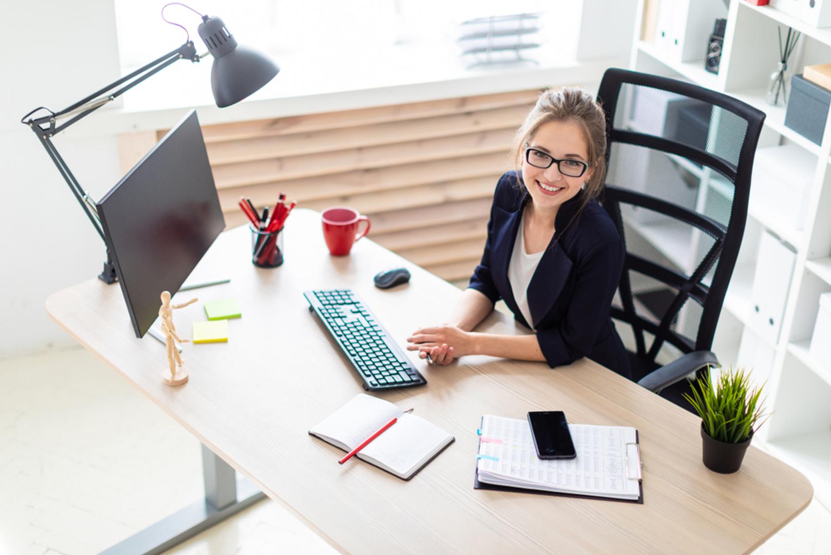 U današnje vrijeme mnogi velik dio dana provode sjedeći, bilo na poslu, u automobilu, za računalom ili pred televizorom. Iako se na prvi pogled čini bezazlenim, dugotrajno sjedenje može ostaviti brojne posljedice na zdravlje. Problem nije samo u manjku kretanja i mogućem nakupljanju kilograma, nego i u tome što tijelo postupno slabi, a rizik od raznih bolesti raste, piše Healthline. 