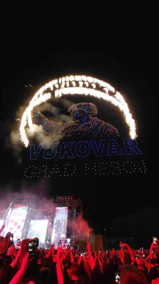 Iznad Gospodarske zone dronovi izvode atraktivan svjetlosni show, stvarajući različite oblike koji dodatno oduševljavaju tisuće okupljenih.