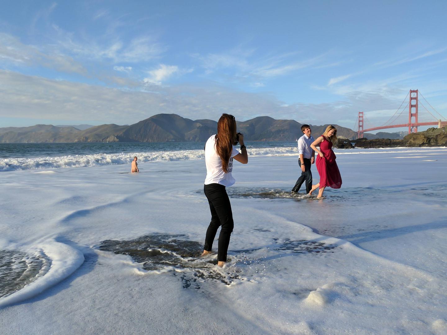 Fotografiranje para koji čeka dijete na plaži u San Franciscu doživjelo je neočekivani obrat kada se na plaži našao – nudist.