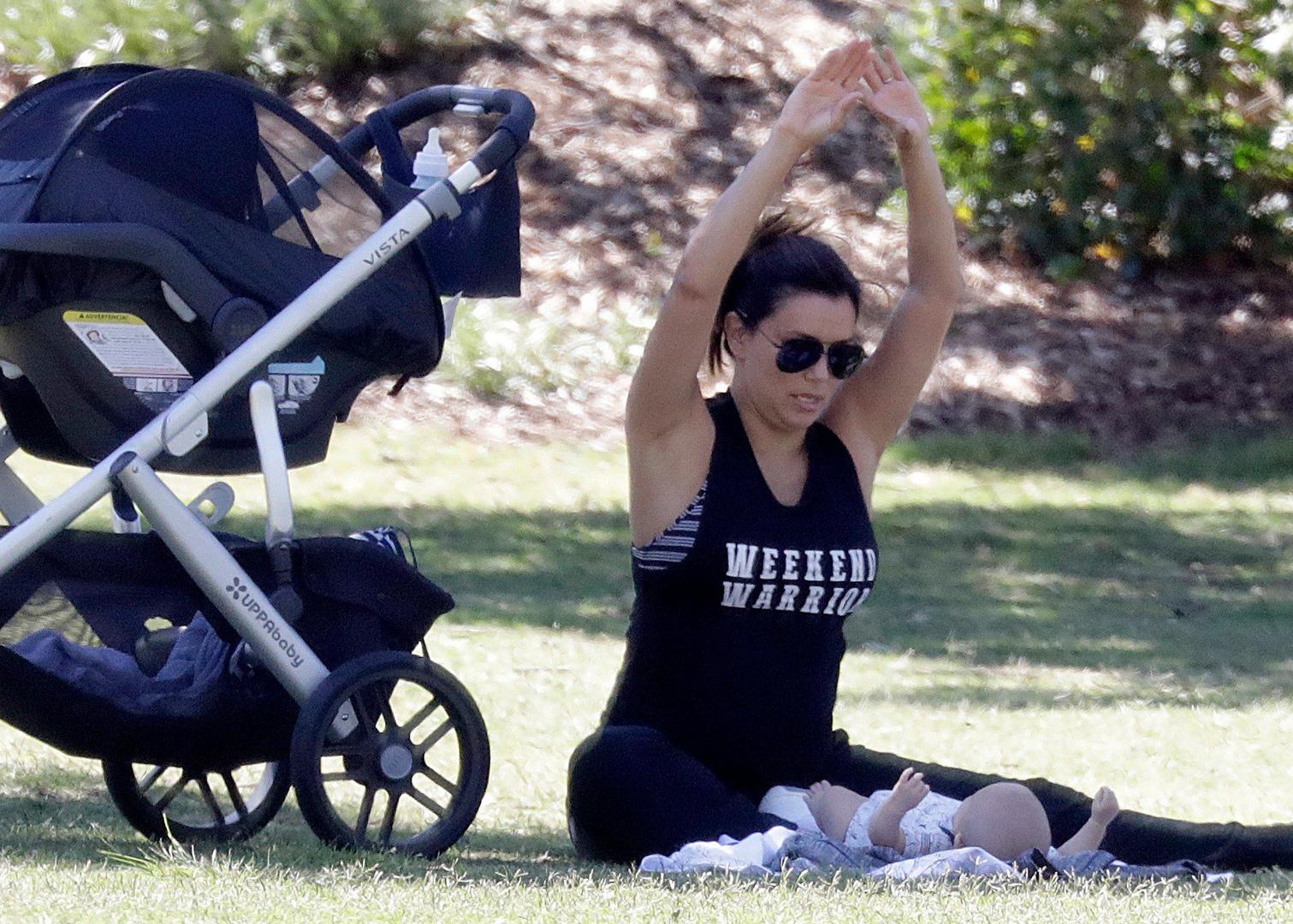 Paparazzi su je uhvatili dok je s tromjesečnim sinom vježbala u parku Gold Coast.