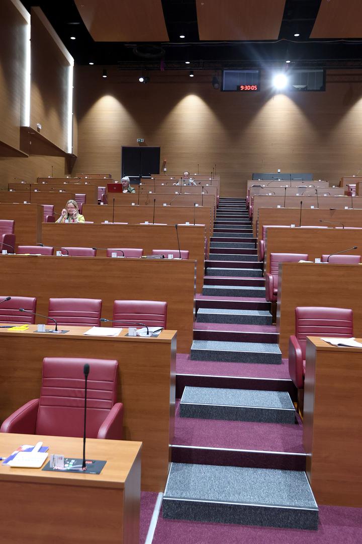 Na početku današnje sjednice Sabora, koja je započela u 9:30, u sabornici se, uz predsjedavajućeg Furija Radina, pojavilo samo pet zastupnika.