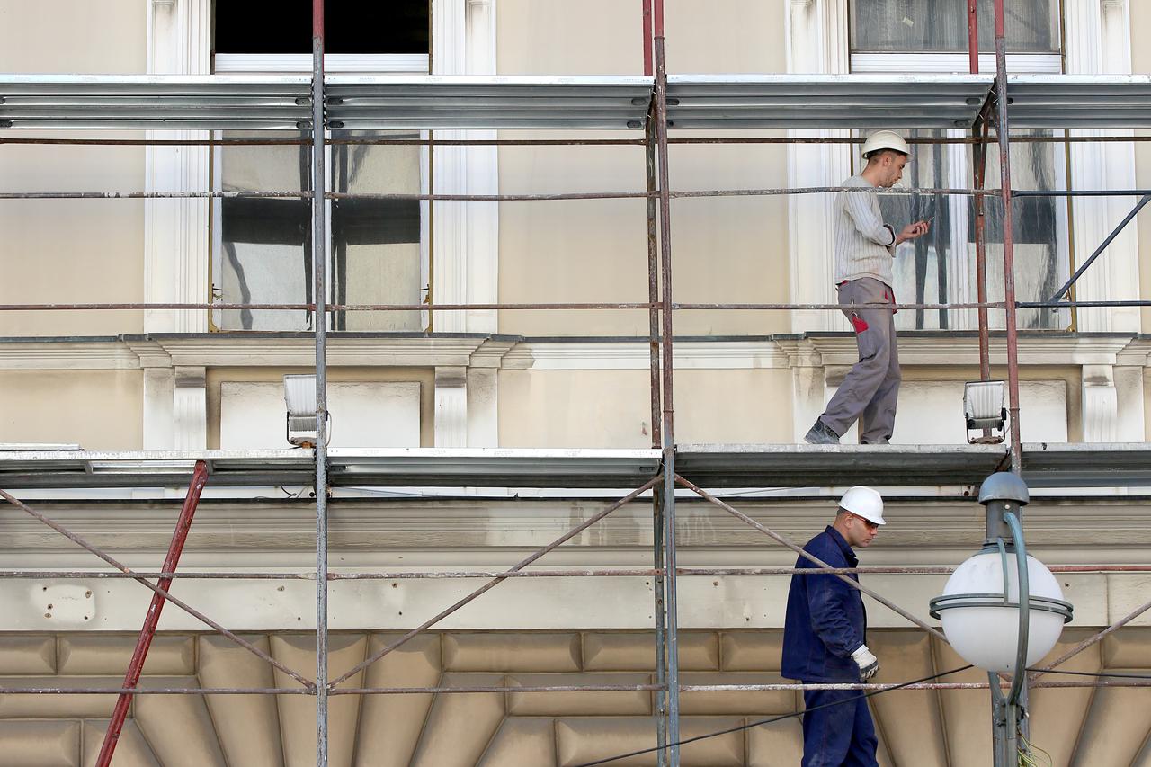 Skela uz zgradu Pošte u Rijeci