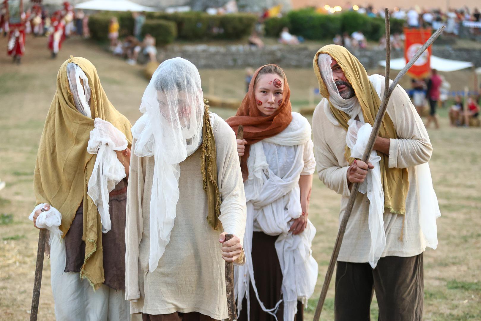Nedjelja je posvećena legendama. Slijedi bogati program, a uz borbe vitezova, nastup zastavičara i konjički turnir, večer će kulminirati sa odličnim vatrenim programom udruge „Flame Rain Theatre“ iz Austrije, a sve završava s prikazom legende o vještici Mare te „scenskim spaljivanjem“ kaštela
