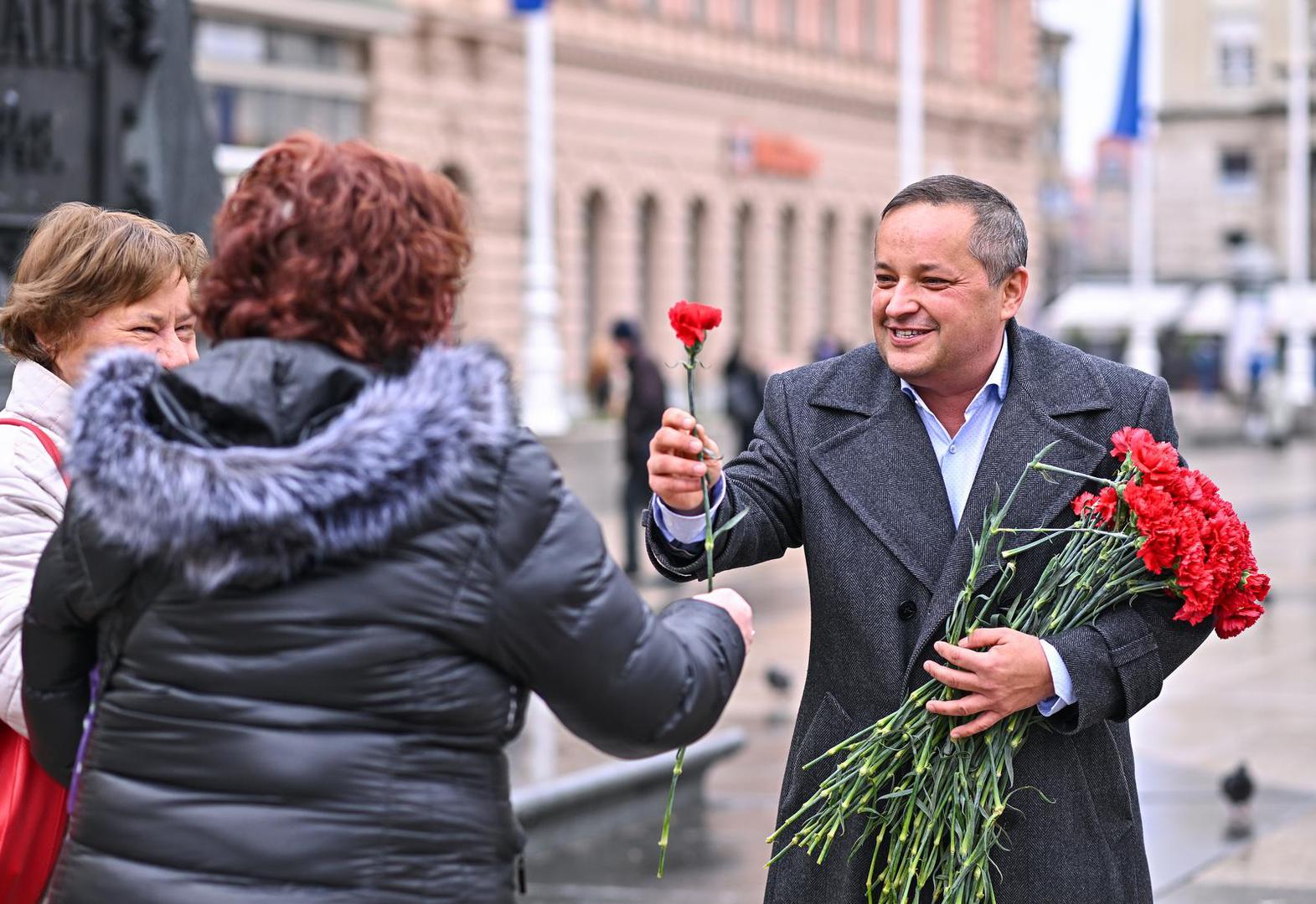 Članice i članovi SDP-a te gradsko vodstvo stranke okupilo se na Trgu bana Jelačića. Sugrađankama su podijelili crvene karanfile i čestitali današnji Međunarodni dan žena. 