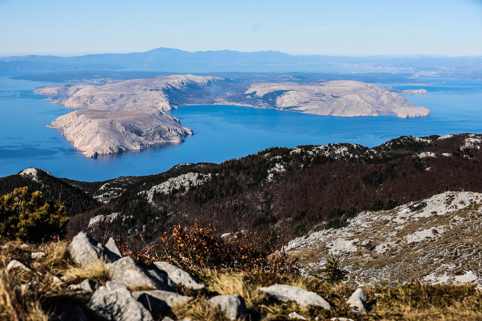 Sjeverni Velebit je zbog bogate raznolikosti krških oblika, živoga svijeta i krajobraza na malom prostoru proglašen nacionalnim parkom. Ovdje već otprije postoje četiri područja s posebnom zaštitom - Strogi rezervat "Hajdučki i Rožanski kukovi", botanički rezervat "Visibaba", nalazište biljnog endema hrvatske sibireje, botanički rezervat "Zavižan-Balinovac-Zavižanska kosa", unutar kojeg se nalazi i spomenik parkovne arhitekture "Velebitski botanički vrt". Velike i očuvane šume pogodno su stanište za velike zvijeri - medvjeda, vuka i risa. 