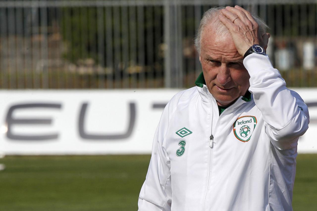 'Republic of Ireland\'s football team coach Giovanni Trapattoni watches his players during a training session at Benedetti Stadium of Borgo a Buggiano, in Pistoia, on May 28, 2012 ahead of the EURO 20