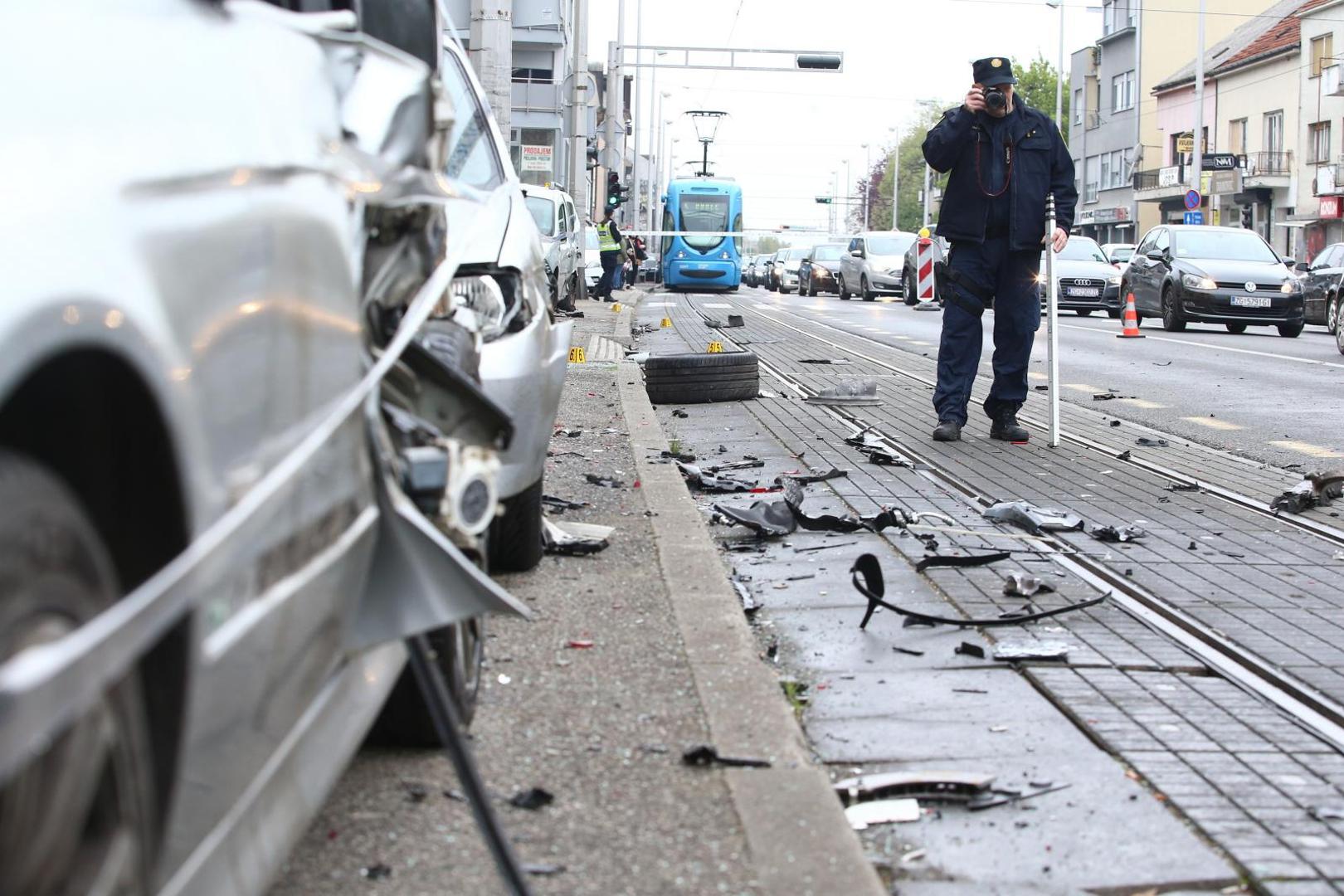 26.04.2021., Zagreb - Prometna nesreca na Aveniji Dubrava gdje je vozac osobnog automobila izgubio kontrolu nad vozilom, udario u nekoliko parkiranih vozila te se prevrnuo na krov. Photo: Matija Habljak/PIXSELL