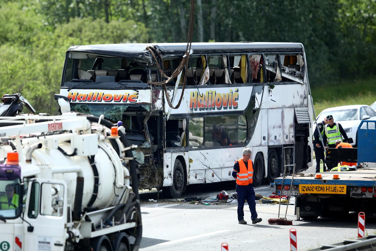 U sudaru autobusa i auta na A3 dvije osobe poginule, više ozlijeđenih