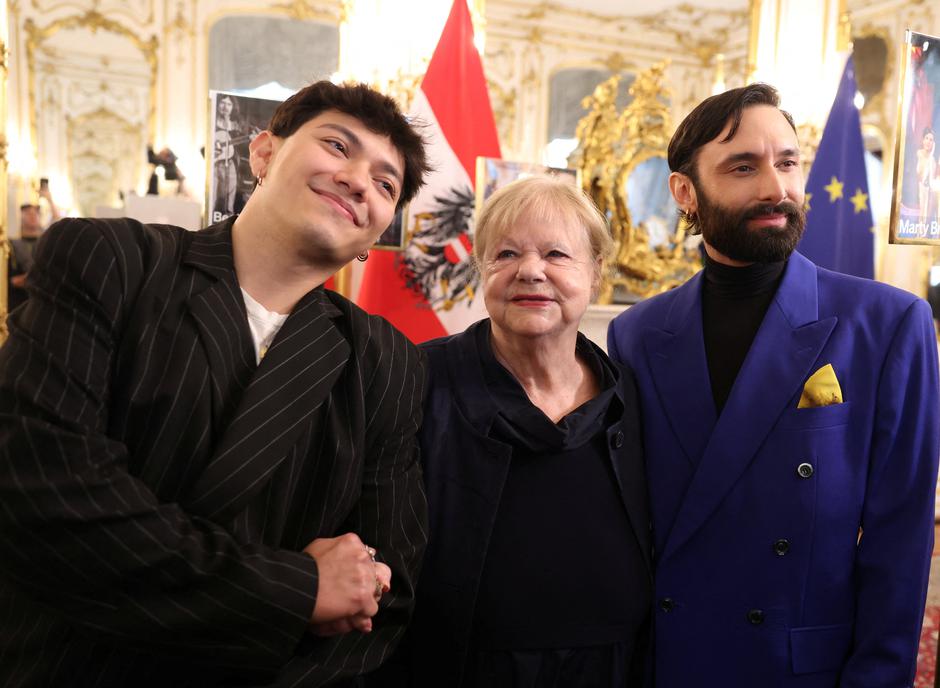 President Alexander Van der Bellen welcomes former Austrian ESC contestants in Vienna