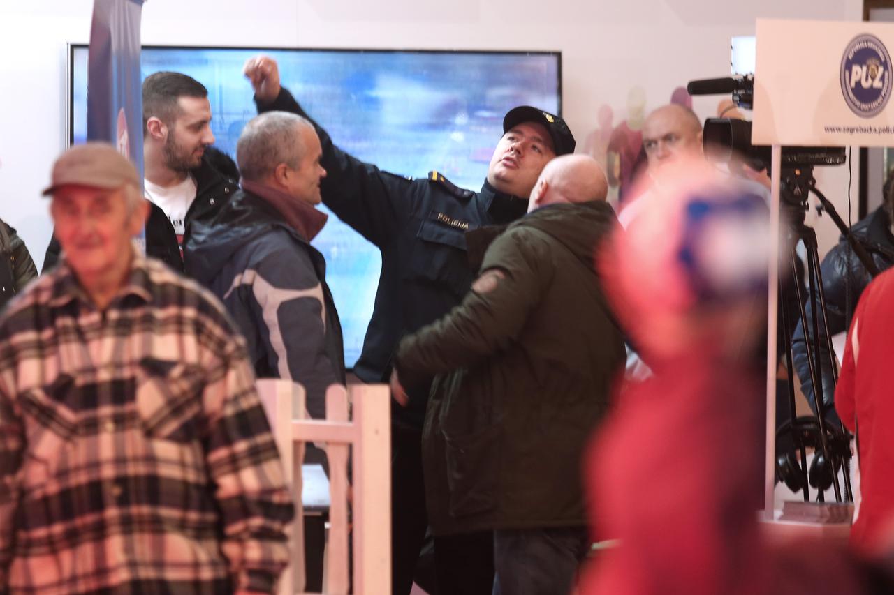 Zagreb: Policajac se rasplesao na ritmove pjesme Davorina Bogovića