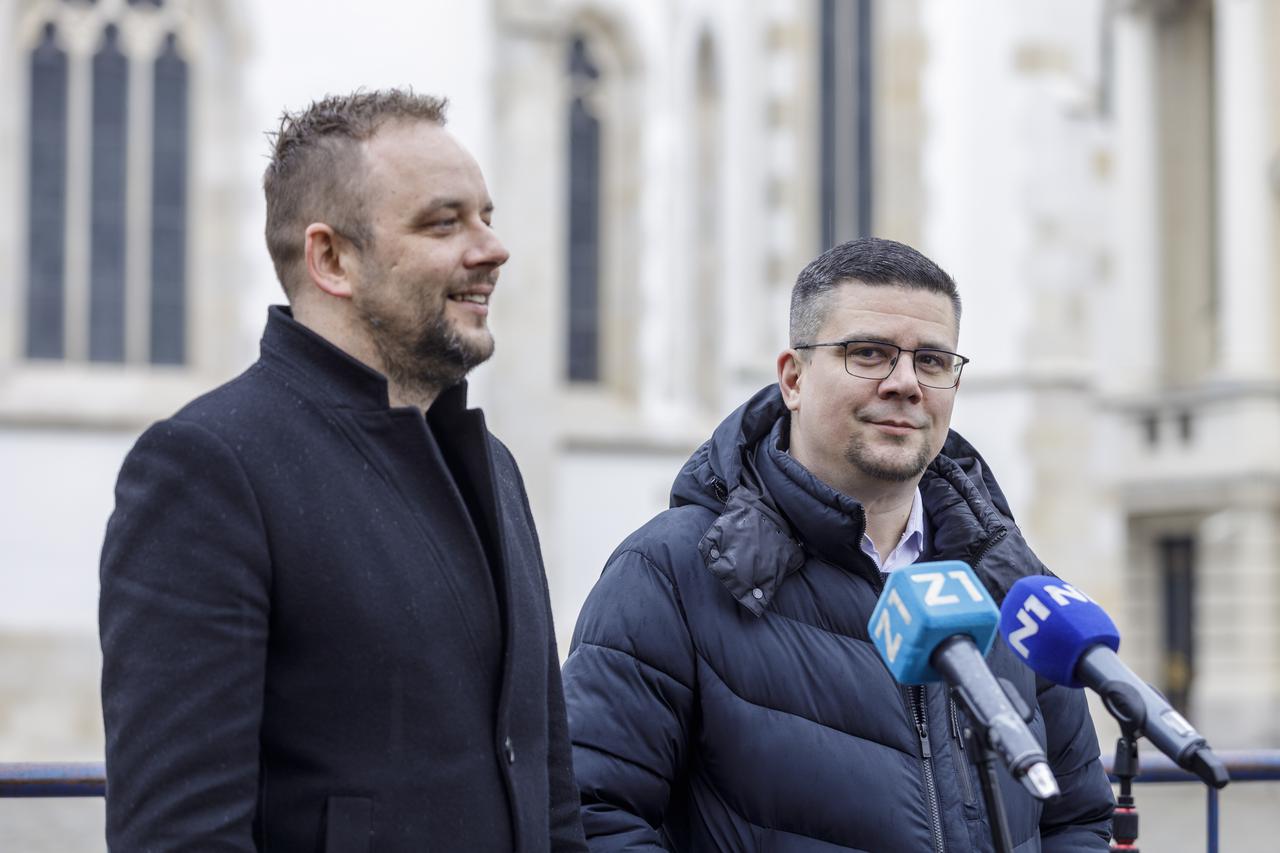Zagreb: Na Trgu sv. Marka održana je konferencija za medije Domagoja Hajdukovića i Sebastijana Svata