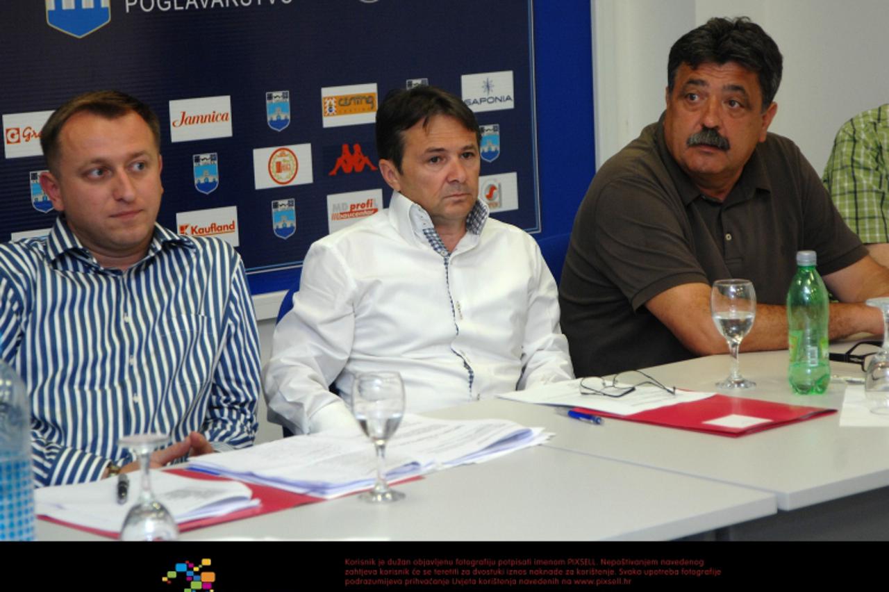 \'29.08.2010.Osijek,Hrvatska - Clanovi NK Osijek birali novog predsjednika i direktora kluba, Kresimir Bubalo,Zdravko Josic i Ante Vucemilovic Photo: Marko Mrkonjic/PIXSELL\'