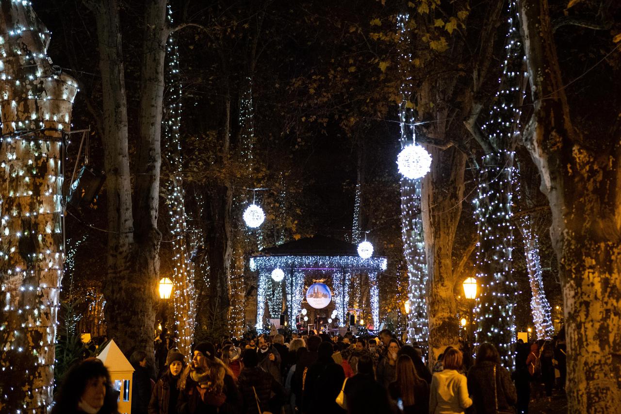 Paljenjem lampica na Zrinjevcu započeo Advent u Zagrebu