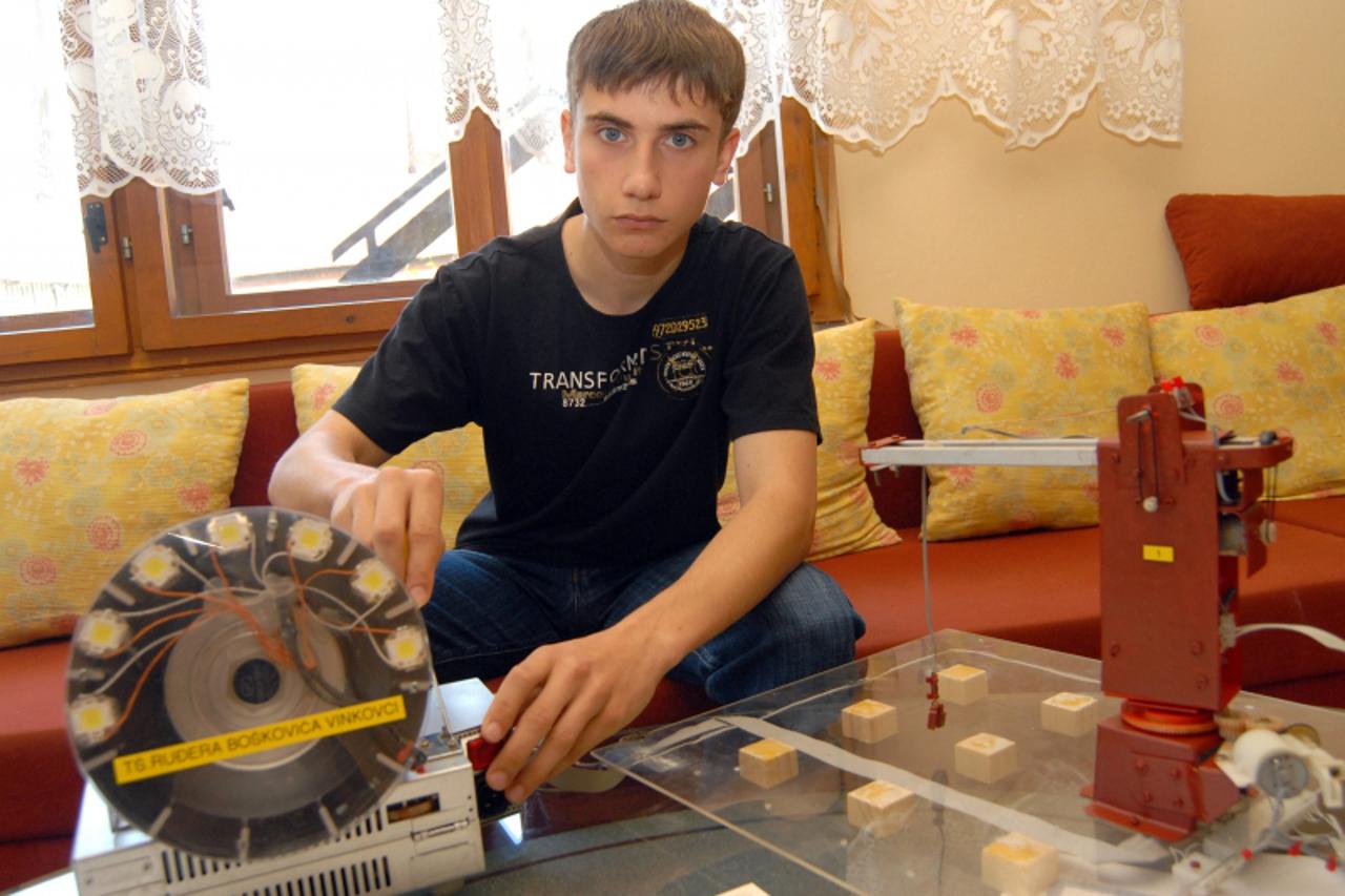 '19.05.2011., Rokovci-Stjepan Dekanic Vinkovački maturant Vinkovacke Tehnicke skole Ruder Boskovic  nagrađivan zbog svojih inovacija. Photo: Goran Ferbezar/PIXSELL'