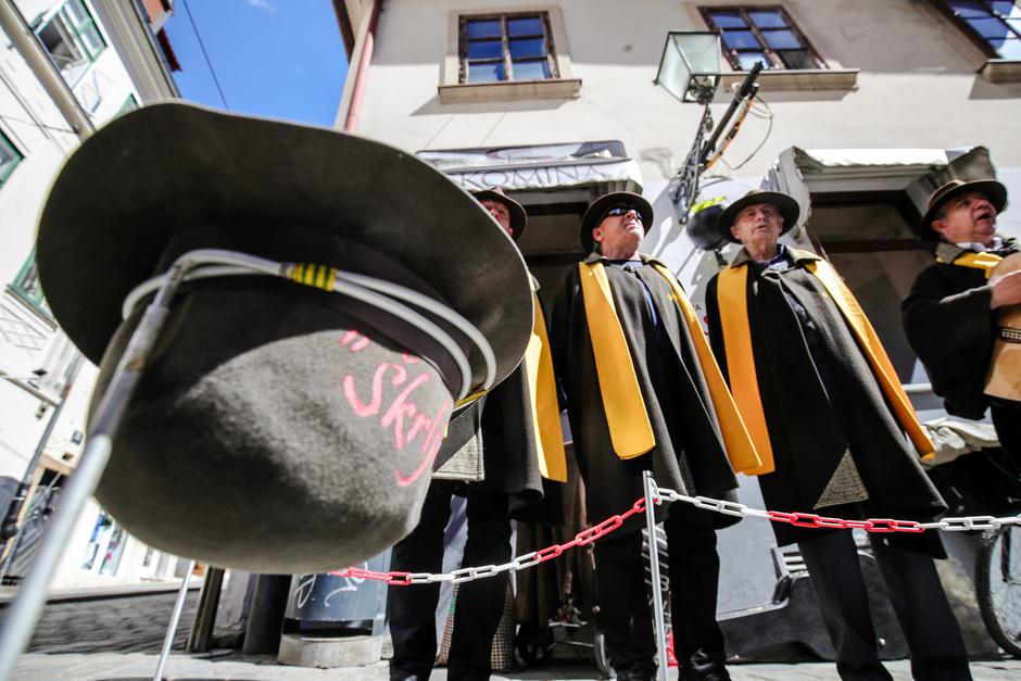 Zagreb: Klapa "Škrljak" oduševila prolaznike na Krvavom mostu