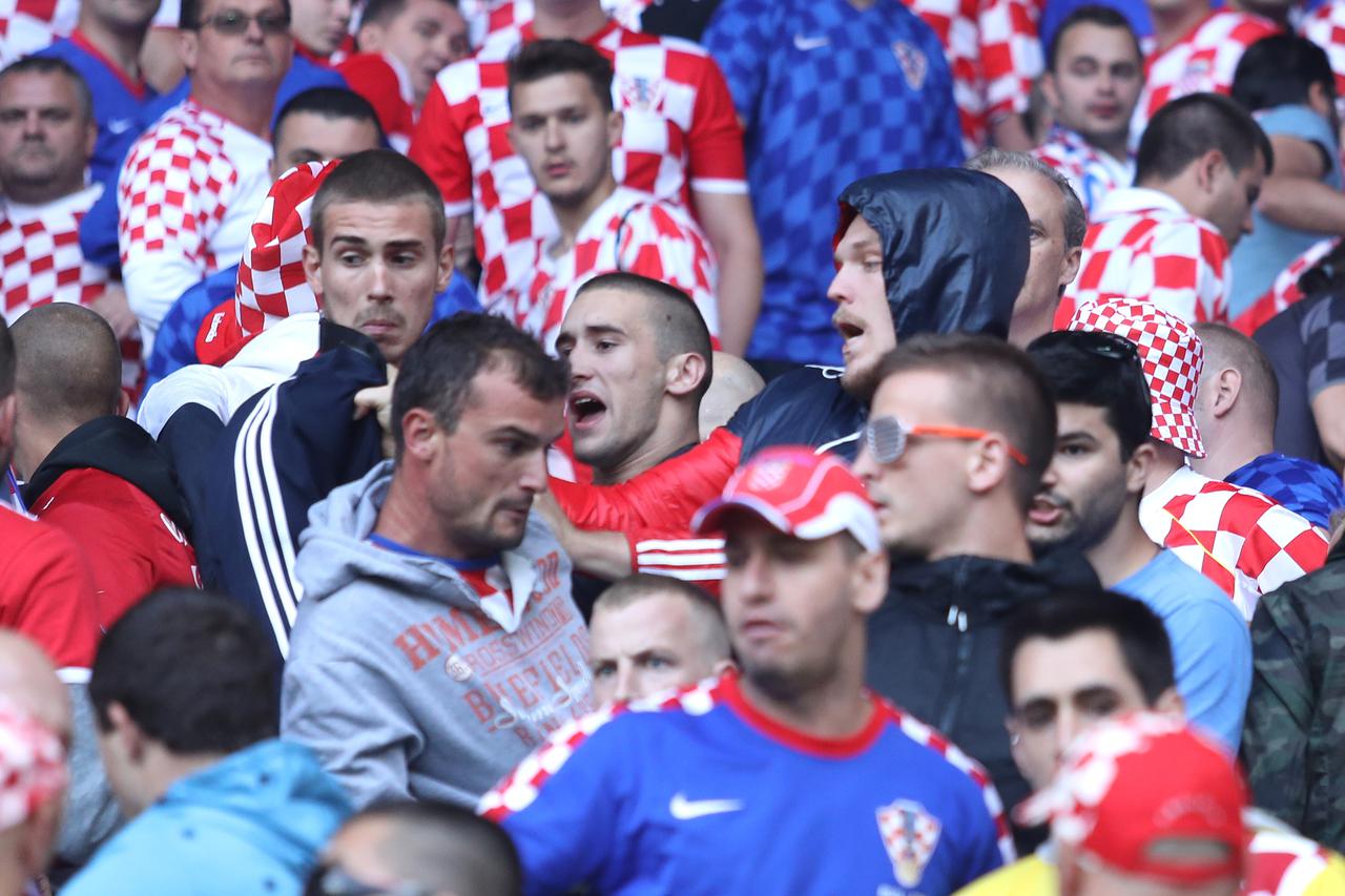 17.06.2016., stadion Geoffroy-Guichard, Saint-Etienne, Francuska - UEFA EURO 2016., 2. kolo, skupina D, Ceska - Hrvatska. S tribina na kojima su bili hrvatski navijaci na teren su bacene baklje, nakon cega je izbila i tucnjava medju dijelom gledatelja. Ph