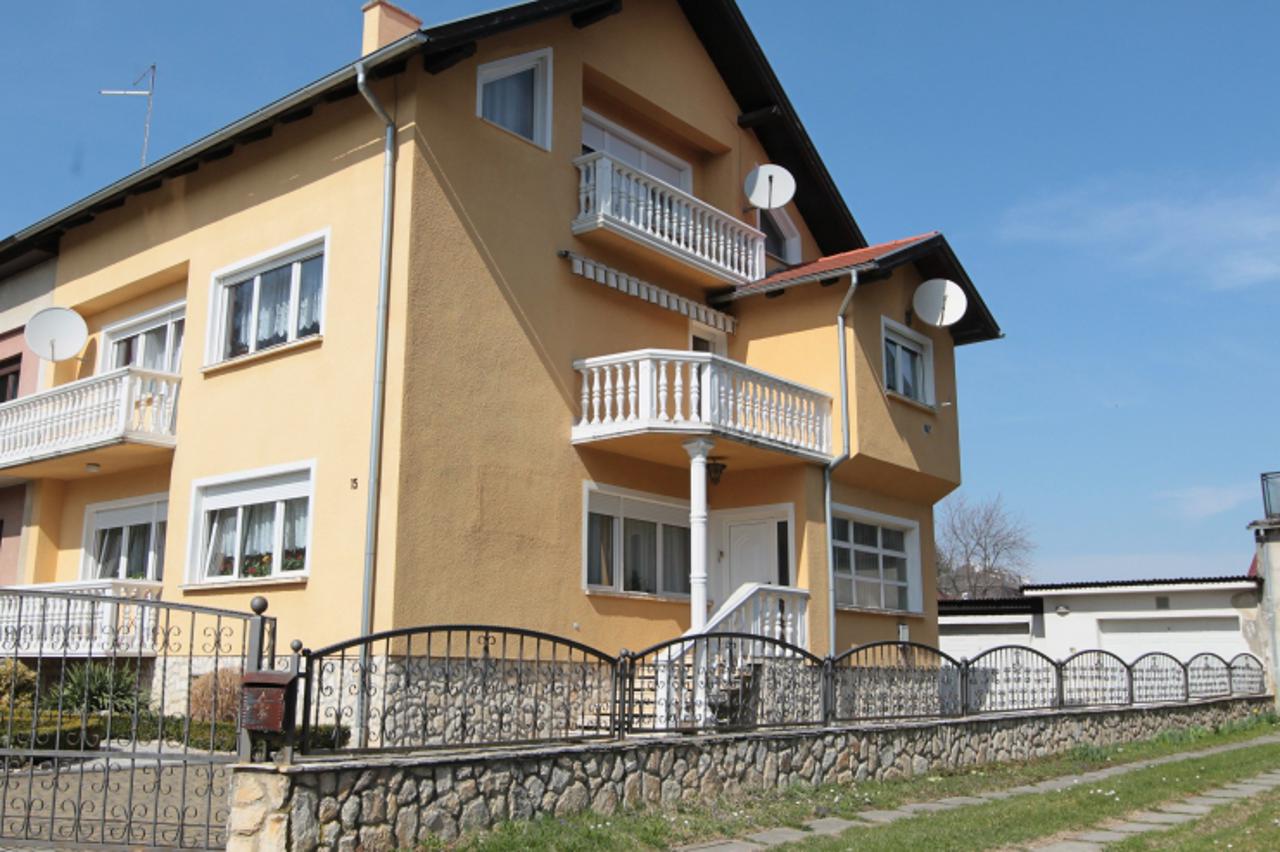 '24.03.2011., Koprivnica - Kuca u ulici Vladimira Nazora zbog koje se Damir Paligac i njegova supruga Maja vec godinama sude s Majinom majkom. Ona im zeli oduzeti dio kuce kao nasljedstvo i ogorceni s