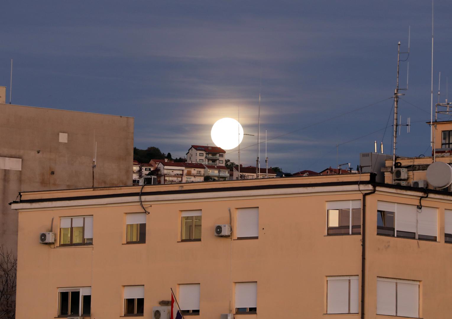 Pojam supermjesec opisuje trenutak kada se puni Mjesec poklopi s perigejom, točkom u Mjesečevoj orbiti najbližom Zemlji. Budući da je orbita eliptična, naš prirodni satelit povremeno nam se približi, pa tada izgleda do 14 posto veći i 30 posto sjajniji nego kada je u najudaljenijoj točki, apogeju.

