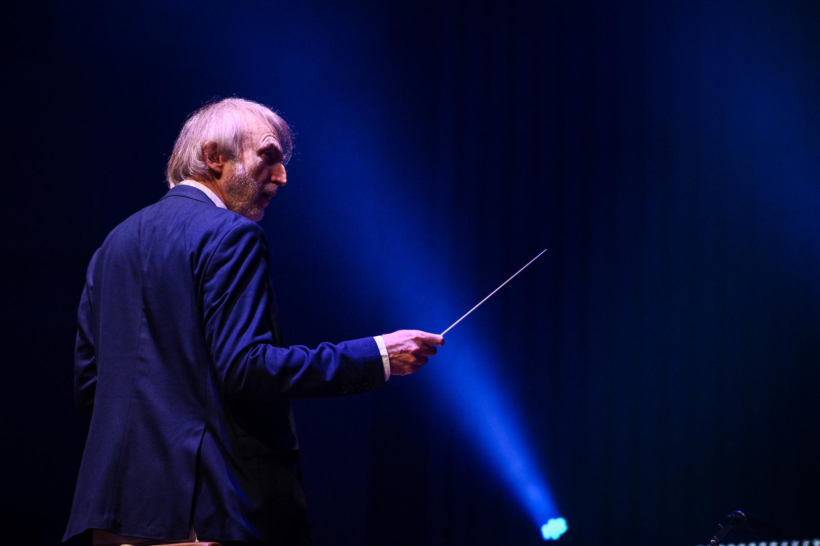 Dirigentsku palicu držao je Friedemann Riehle, jedan od najpoznatijih dirigenata u svijetu simfonijskog rocka koji je surađivao i s legendarnim pjevačem Deep Purplea Ianom Gillanom