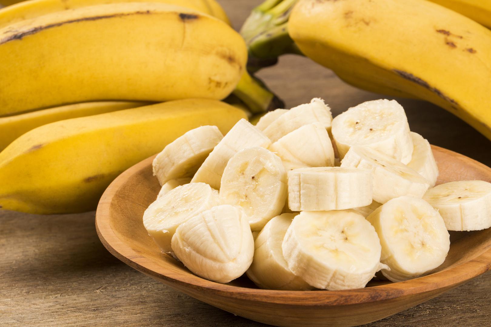 9. Banane: Studija iz 2012. godine usporedila je banane sa sportskim napitcima s ugljikohidratima kod biciklista kojima je potrebna stalna energija za duge vožnje. Istraživači su otkrili da je banana vozačima ponudila isto toliko "goriva" kao i piće. Banane su pune kalija, vlakana, vitamina i ugljikohidrata koji daju veliki poticaj prirodnoj energiji. Osim toga, banane su jeftine.