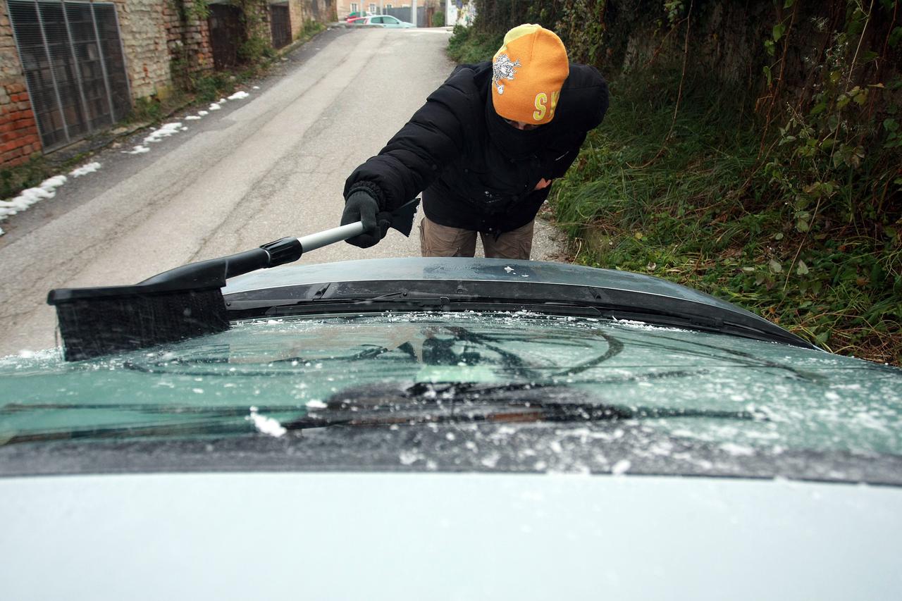 Voza?i stružu led sa svojih limenih ljubimaca