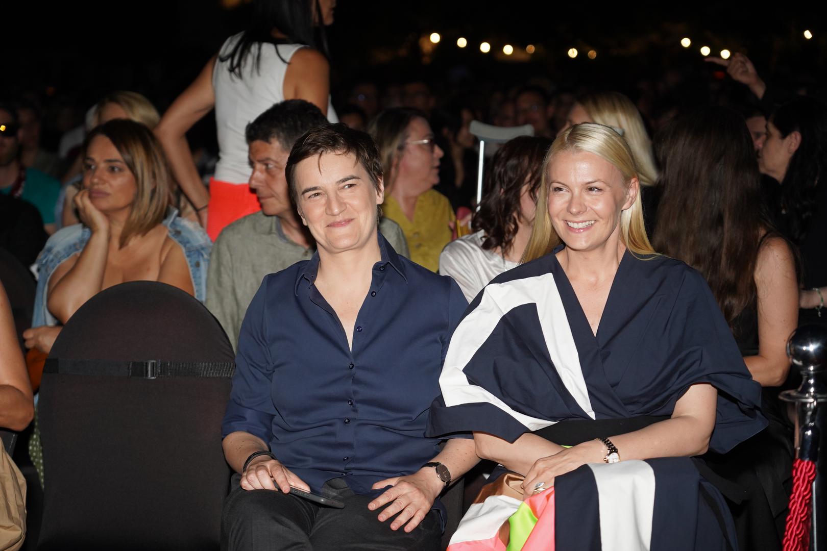 Bivša premijerka Srbije Ana Brnabić sinoć je u društvu svoje partnerice Milica Đurđić uživala u koncertu Nicka Cavea održanom u Beogradu.