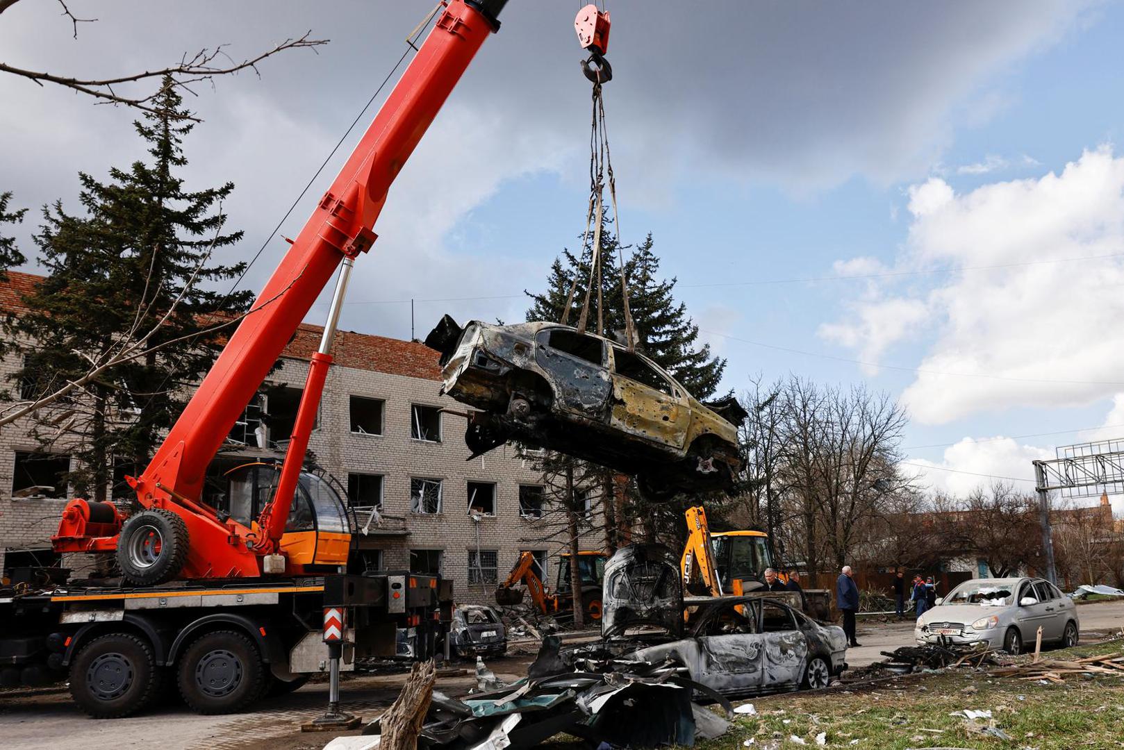 A crane lifts a damaged vehicle in the aftermath of deadly shelling of an army office building, amid Russia's attack, in Sloviansk, Ukraine, March 27, 2023. REUTERS/Violeta Santos Moura Photo: VIOLETA SANTOS MOURA/REUTERS