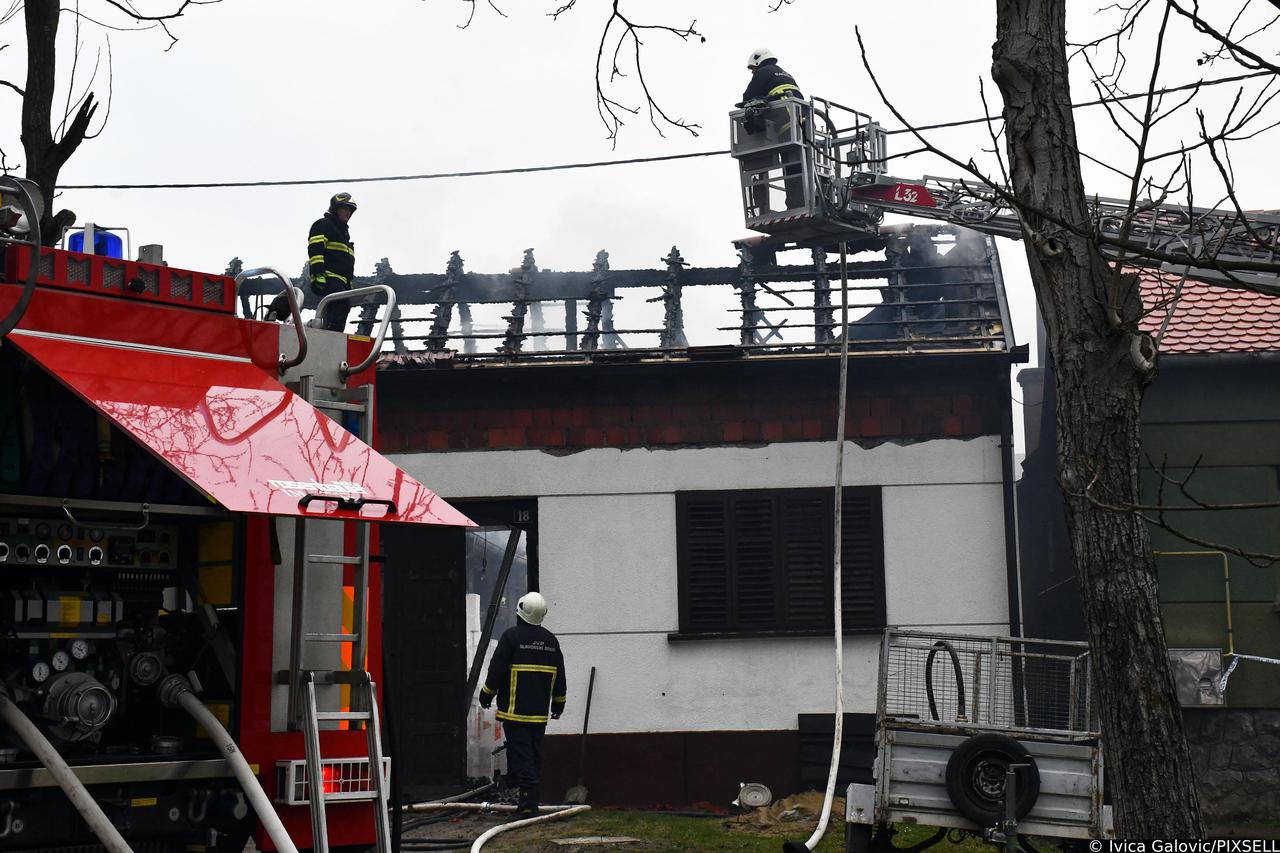 Slavonski Brod: Vatrogasci gase požar na obiteljskoj kući u naselju Podvinje