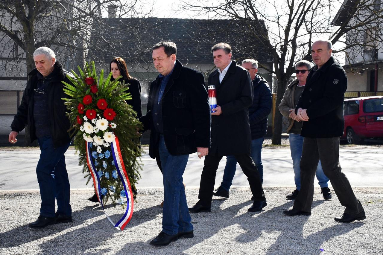 Polaganje vijenaca u sklopu obilježavanja Dana općine Sibinj i 86. obljetnice Sibinjskih žrtava