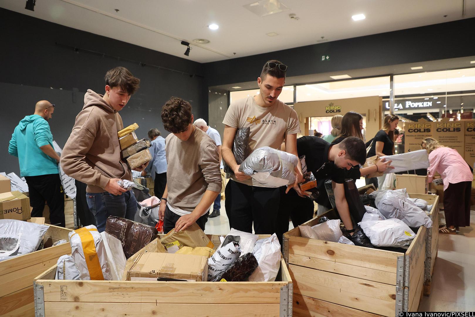 Iako su neki građani došli iz čiste znatiželje ili radi zabave, većina je ipak potajno očekivala vrijedne predmete.