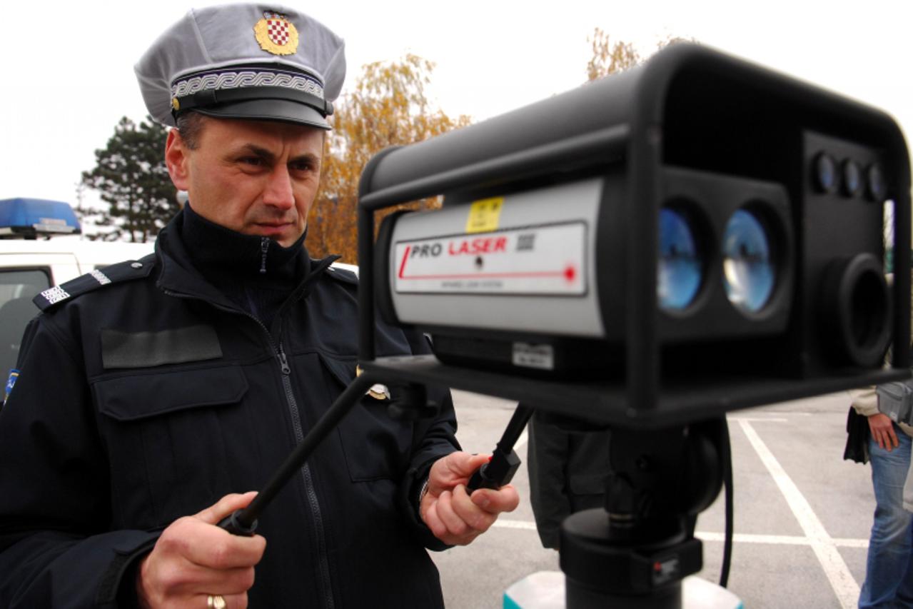 \'za auto moto.....03. 12. 2009. jadransks avenija 8/ 2. postaja prometne policije/prometna policija prezentira planove i aktivnosti za predstojece bozicne i novogodisnje blagdane, a u sklopu toga i n