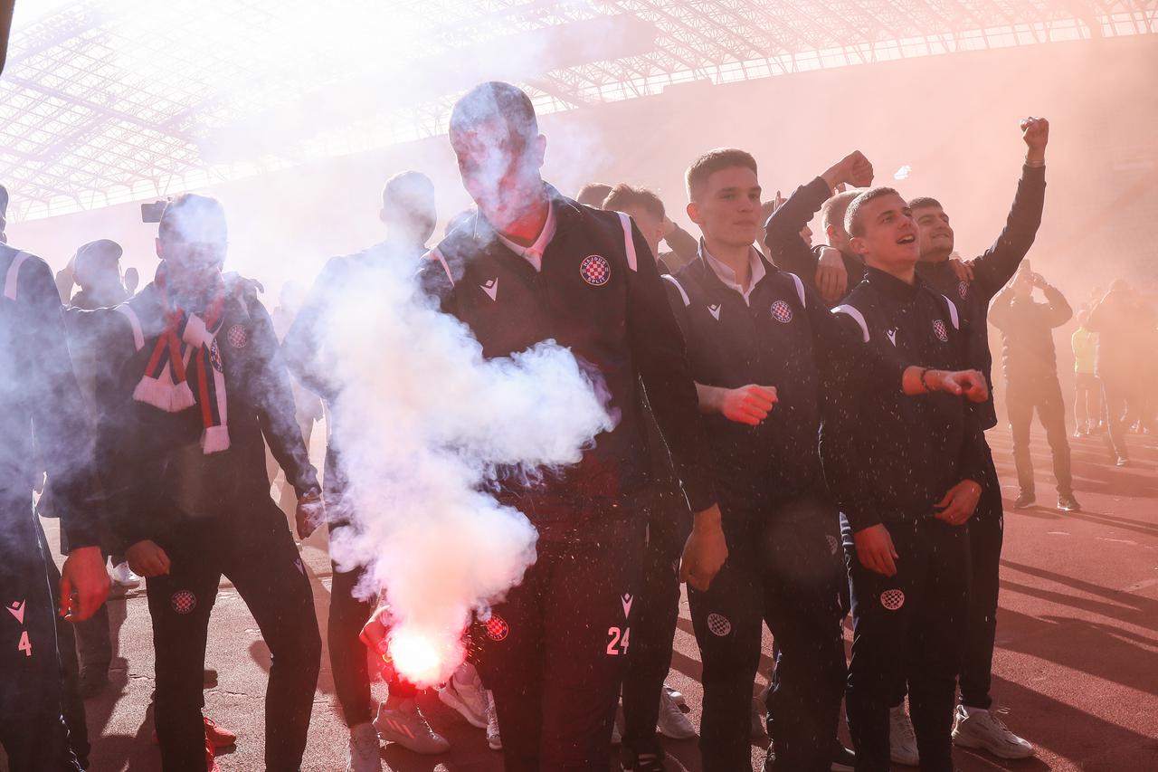 Juniori Hajduka dočekani uz ovacije i baklje na Poljudu