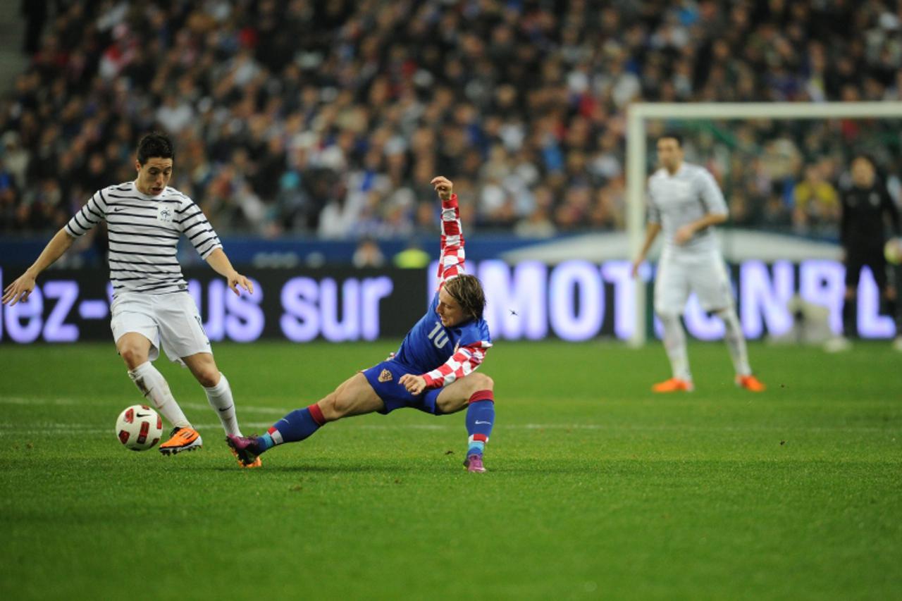 'France\'s defender Adil Rami (L) vies with Croatia\'s midfielder Luka Modric  during the friendly football match France vs Croatia on March 29, 2011 at the Stade de France in Saint-Denis north of Par