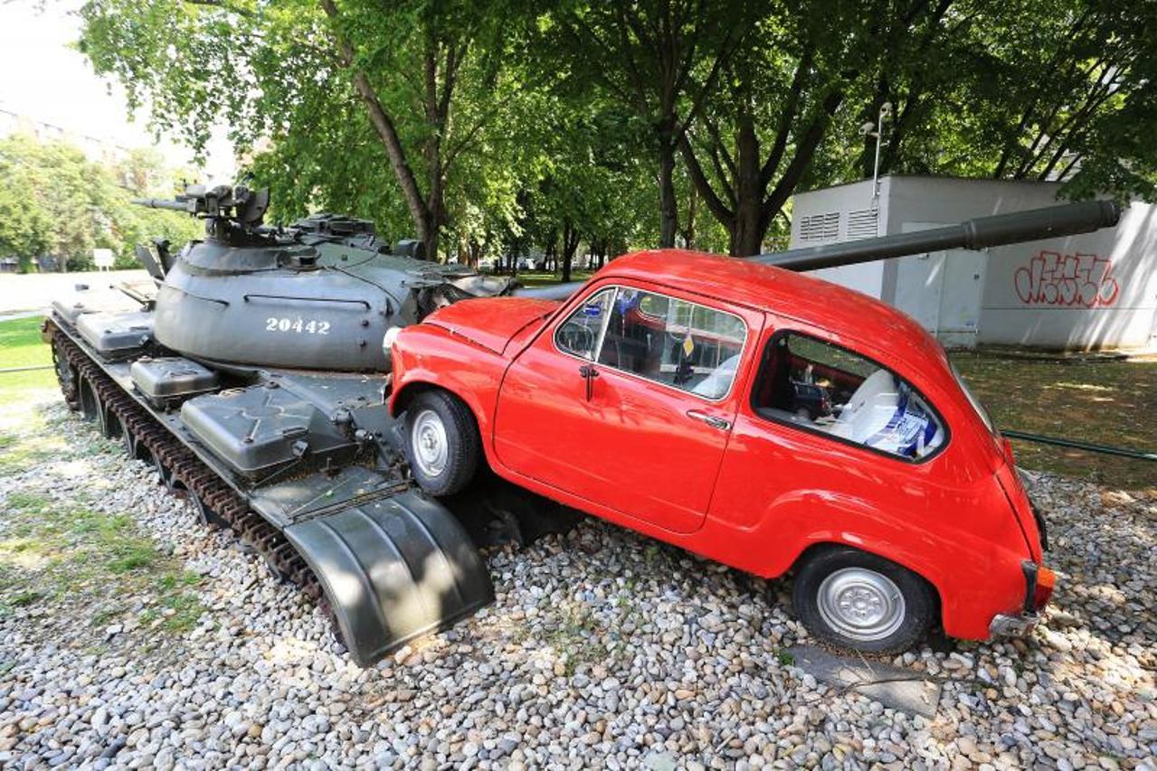 Osijek: Povodom Dana osječkih branitelja održan performans kod spomenika crvenom fići