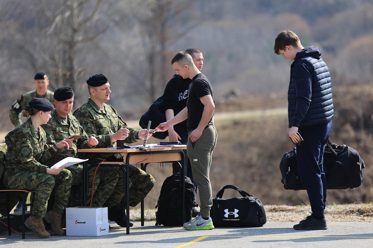 Ministar Anušić i general Kundid na prvom danu TVO-a na Slunju