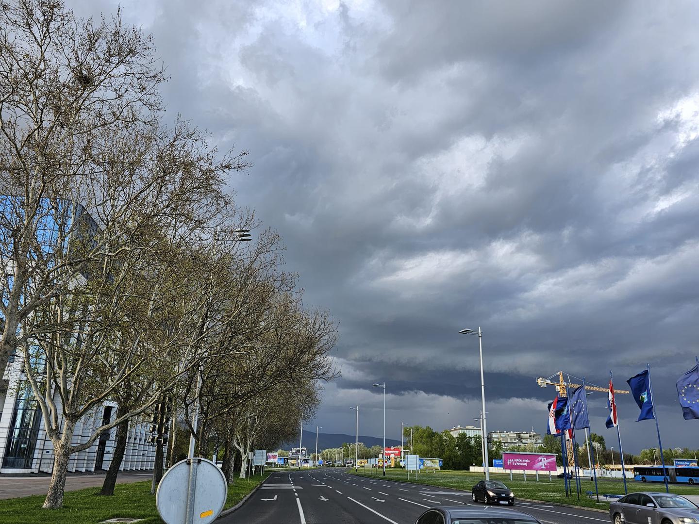 Ujutro nas je kako smo i najavljivali dočekao red sunca red kiše. Današnji dan je pravi proljetni prevrtljivi dan. Mjestimice pada kiša dok je na jugu moguć i poneki pljusak s grmljavinom.

