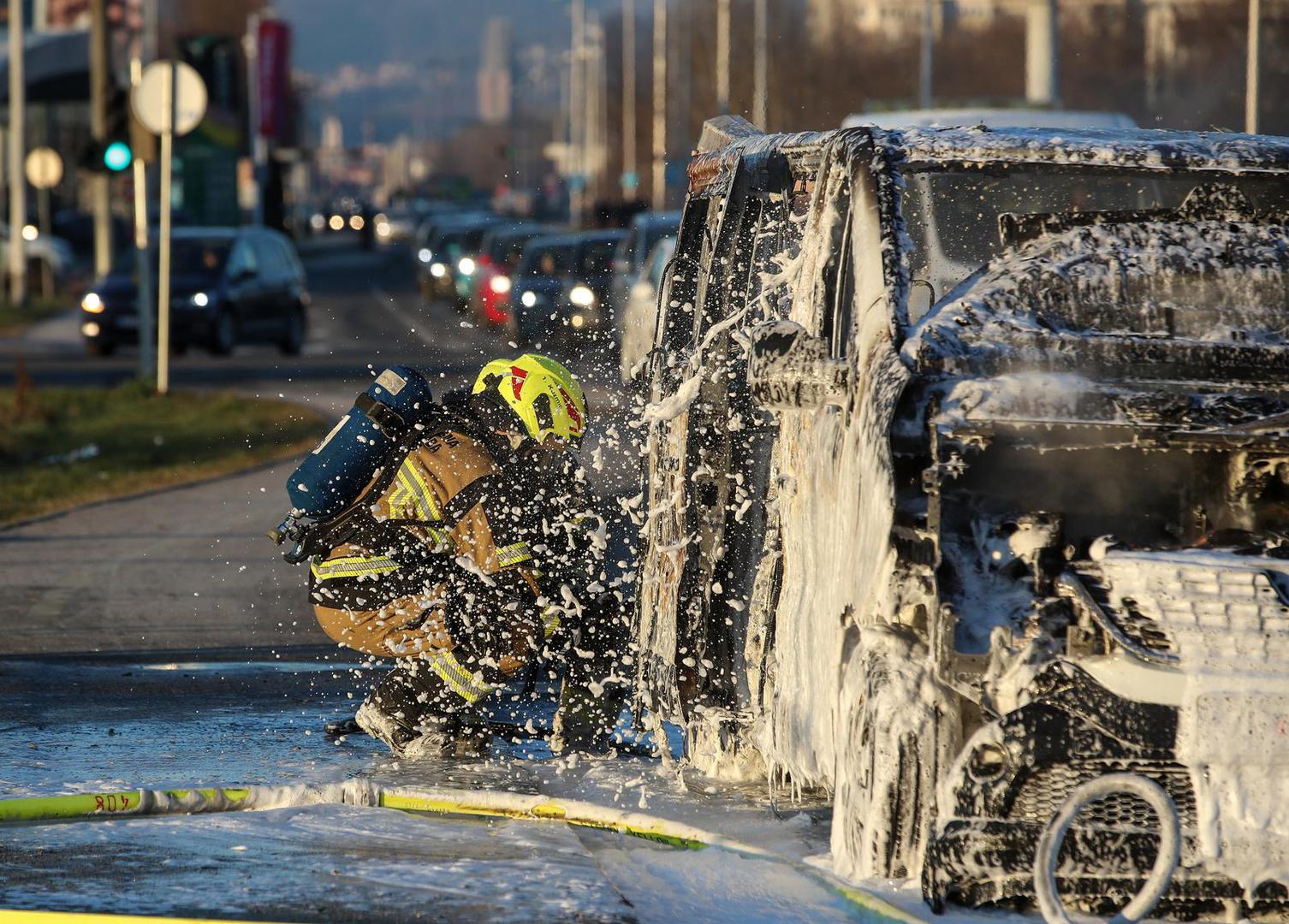  U vozilu se nalazilo osam putnika, no srećom nitko nije ozlijeđen, a požar je ubrzo ugašen.