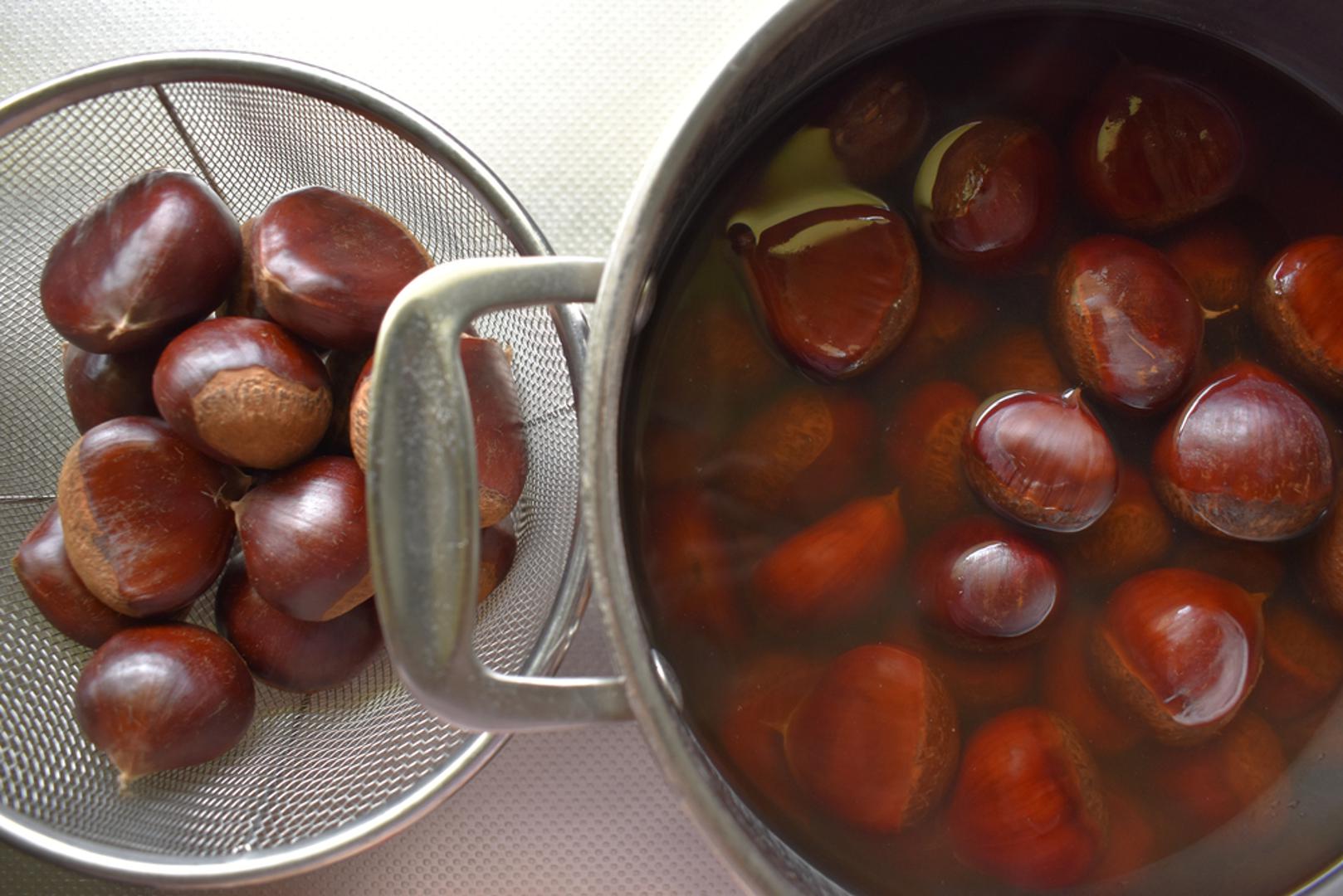 Kuhani kesteni: Jednostavno se pripremaju u vodi sa prstohvatom soli; izvrsni su za grickanje ili kao dodatak jelima. Kuhani su blažeg okusa od pečenih, ali iznimno mekane i kremaste teksture. Možete ih koristiti u salatama, rižotima ili kao lagani međuobrok.