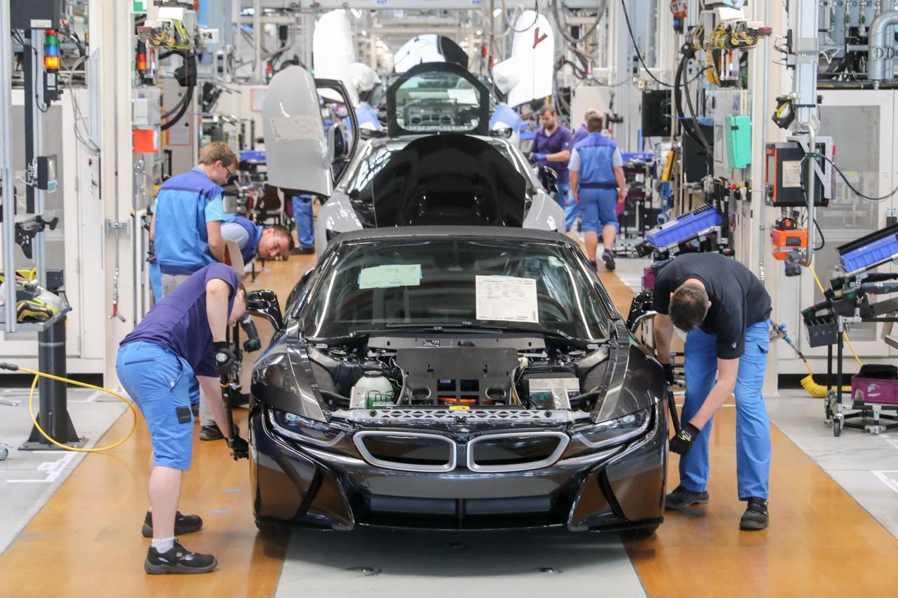 BMW - Production of electric sports car i8