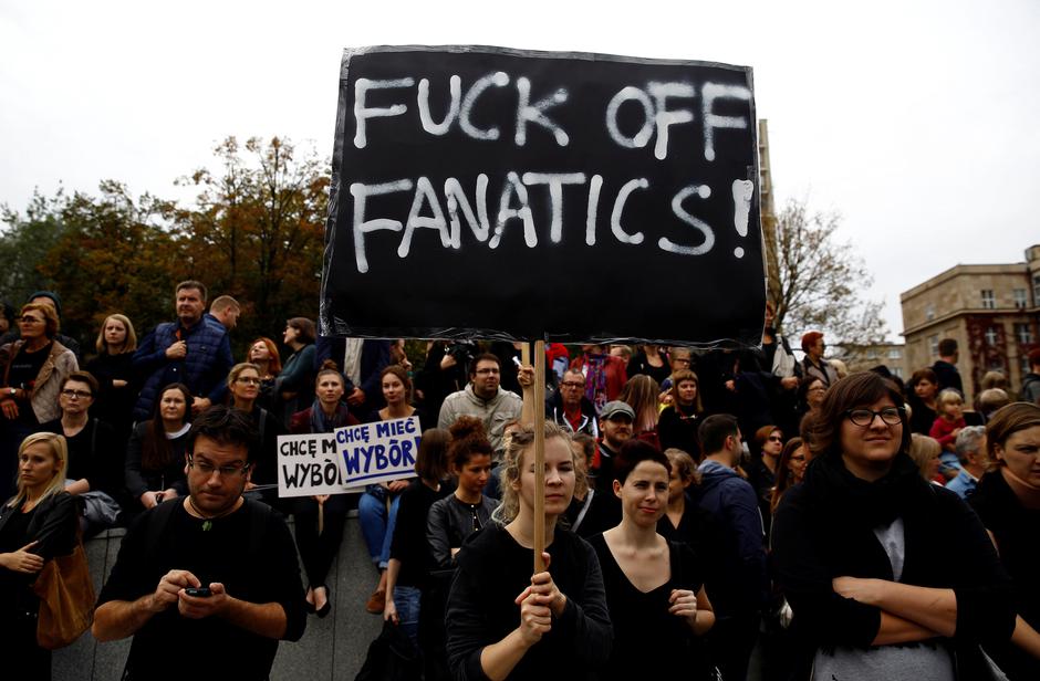 Poljakinje prosvjeduju protiv gotovo potpune zabrane pobačaja