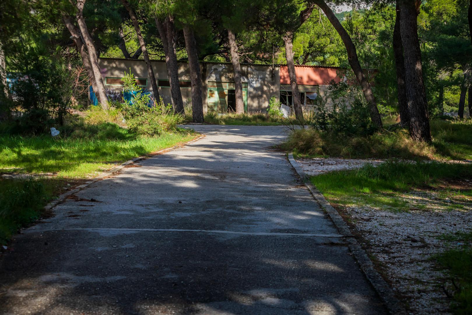 Dječje odmaralište - lječilište u Krvavici okolici Makarske izgrađeno je 1963. – 1964. za potrebe liječenja i rehabilitacije djece vojnih osiguranika, usred guste borove šume na obali mora. Projektant je Rikard Marasović. Kružni lebdeći volumen na stupovima dominira kompleksom.