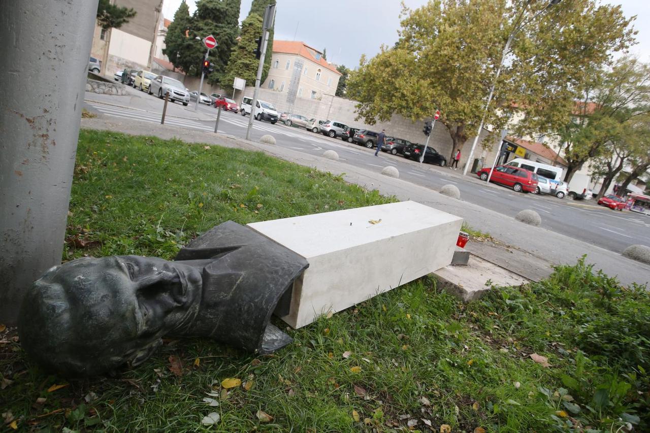 Srušen spomenik Radi Končaru