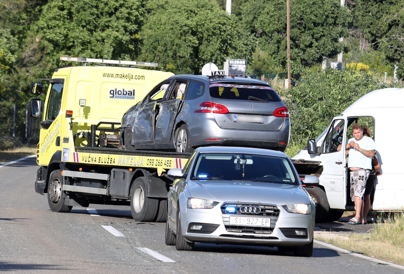 Kako javlja HRT - Radio Knin, sreća i prisebnost vozača autobusa spriječili su tragediju. Autobus se zaustavio na rubu ponora nakon izravnog sudara s taksijem. Kako tvrdi vozač autobusa, taksist je, dolazeći iz suprotnog smjera, pretjecao kolonu automobila.