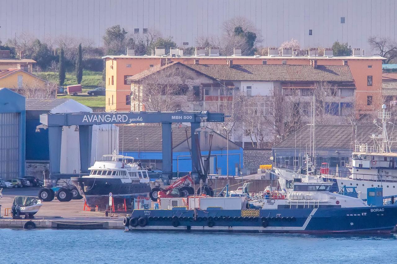 U luci na Avangardovom  navozu s travel lifta pao brod