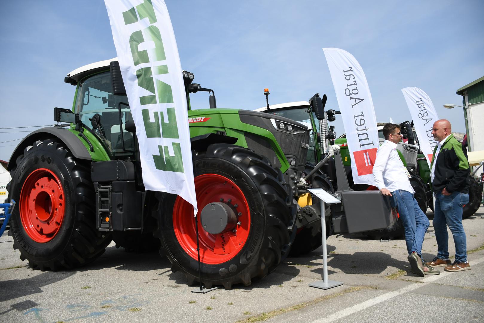 "Obično je petak dan kada se sklapaju poslovi, odnosno kada većinom dolaze poljoprivrednici i poduzetnici. Subotom i nedjeljom su dosta veće gužve, jer se u praksi pokazalo da su to obiteljski dani, pa su nam izlagači predložili da produljimo sajam za jedan dan da imaju više vremena za poslovne sastanke. Odlučili smo ih poslušati pa sajam umjesto u petak, otvaramo u četvrtak", pojasnio je Zlatko Salaj, direktor tvrtke Bjelovarski sajam.