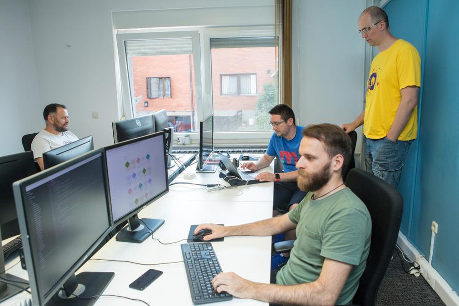 Direktor osječke IT tvrtke Mono Denis Sušac (u žutoj majici) s dijelom svojih zaposlenika