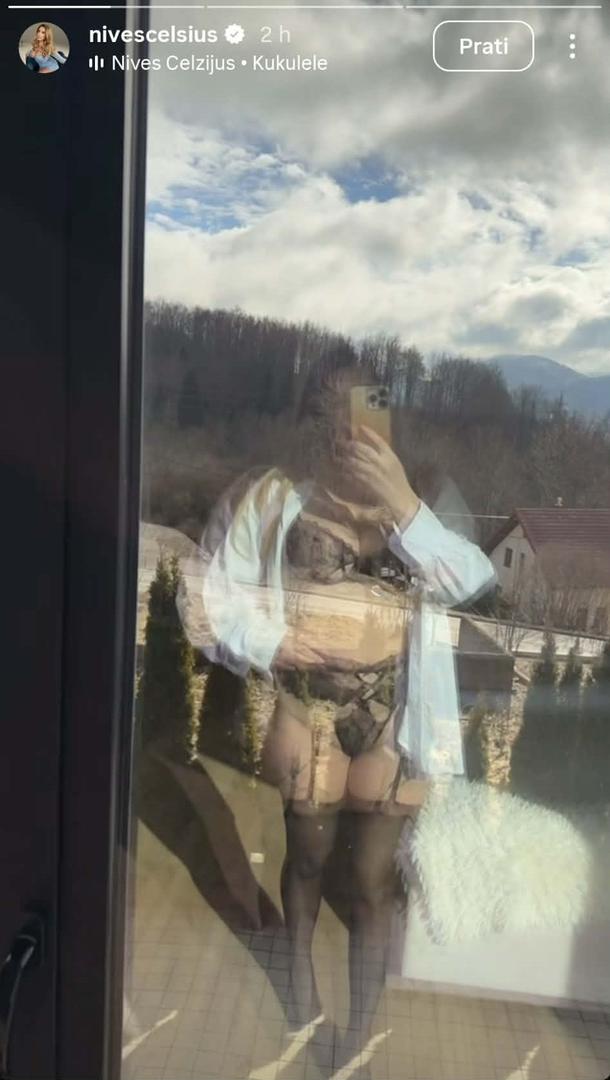 Dok Hrvatsku prekriva snježni pokrivač, Nives se snimila u prozirnom čipkastom donjem rublju i halterima. Njezin odraz možemo vidjeti u prozoru, a vani se nazire sunce.
