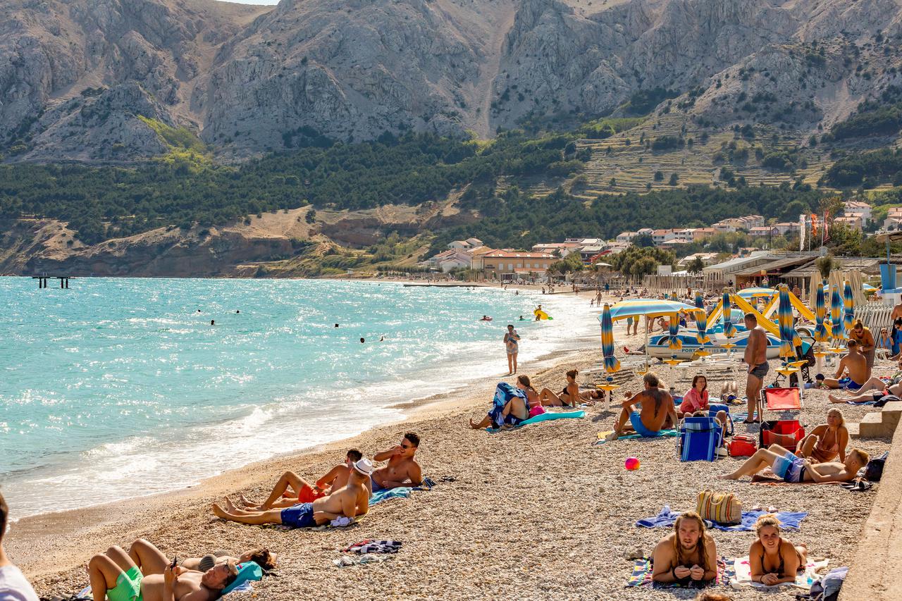 Baška: Na gradskoj plaži turisti i domaći još uvijek uživaju u moru i suncu