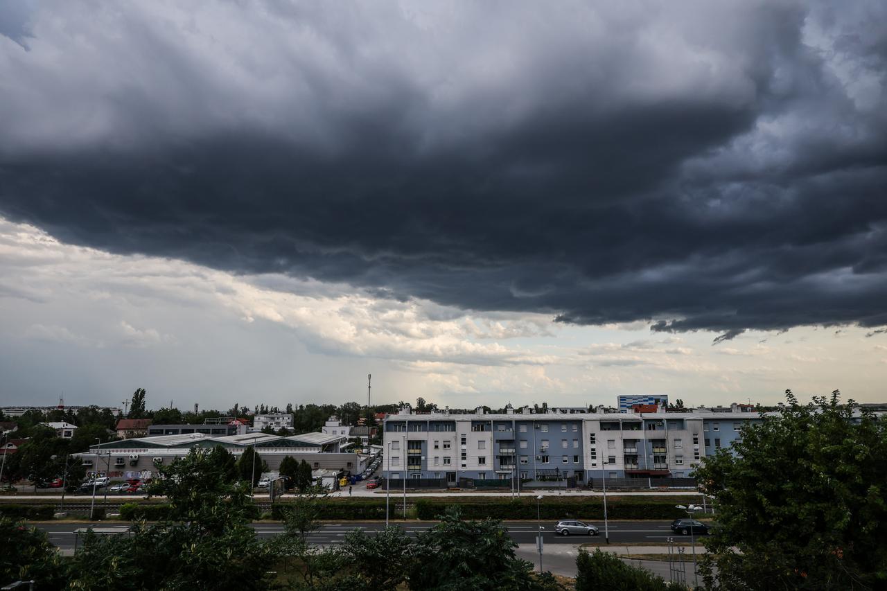 Tamni oblaci prekrili nebo iznad Zagreba