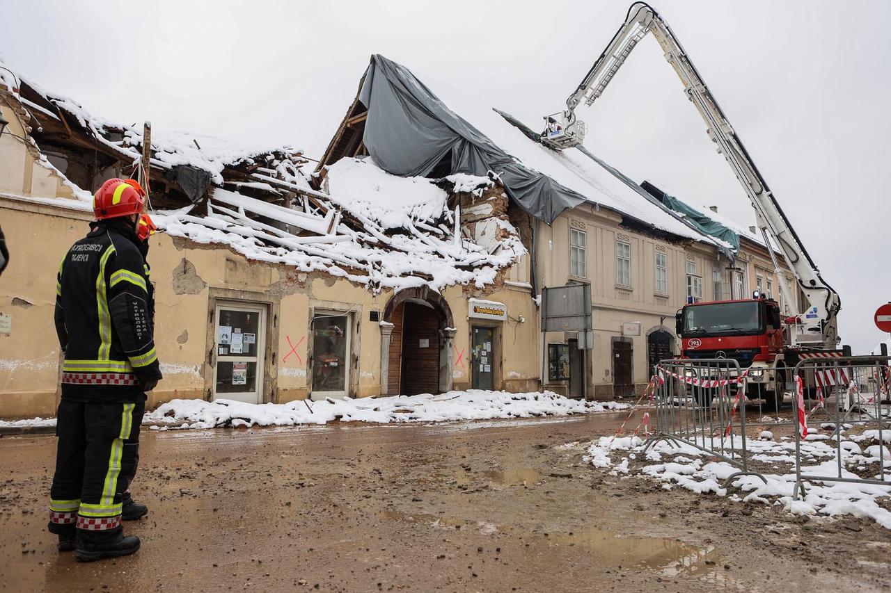 Vatrogasci i dalje uklanjaju opasne dimnjake u centru Petrinje